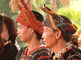 TrekEarth This headgear is also known as a 'sirung nabalu' or 'sigar nabalu'.
